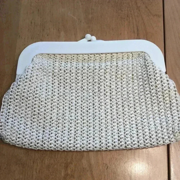Vintage cream knit clutch with plastic hinged lock. - Picture 2 of 5
